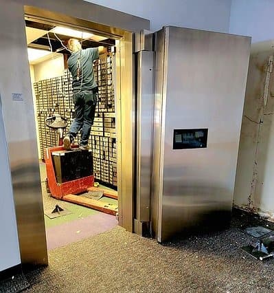 Bank liquidation safe door